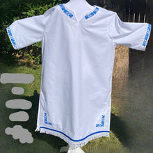 Cargar imagen en el visor de la galería, White Hebrew tunic with royal blue Embroidery, fringes and royal blue border, white tunic and pants, tunic set, head wrap Israelite garment.
